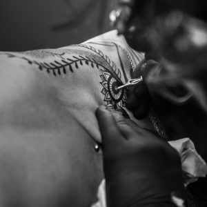 Tatuando en DNA Ink Estudio