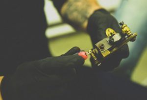 Historia de las máquinas de tatuar