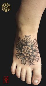 Tatuaje mandala por SEI, DNA Ink