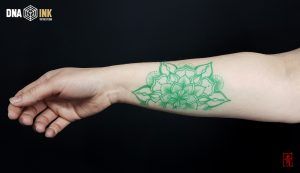 Tatuaje mandala por SEI, DNA Ink