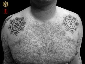 Tatuaje mandala por SEI, DNA Ink