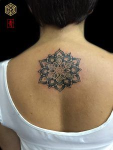 Tatuaje mandala por SEI, DNA Ink