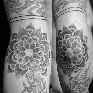 Tatuaje mandala por SEI, DNA Ink