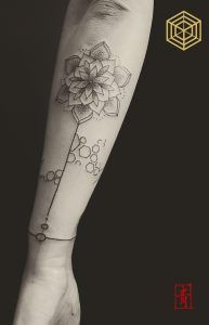 Tatuaje mandala por SEI, DNA Ink