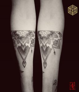 Tatuaje mandala por SEI, DNA Ink