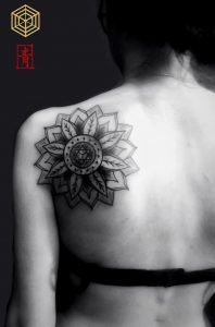 Tatuaje mandala por SEI, DNA Ink