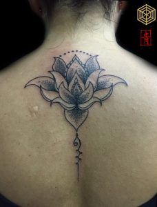 Tatuaje mandala por SEI, DNA Ink