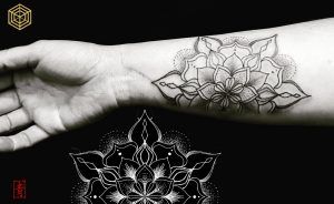 Tatuaje mandala por SEI, DNA Ink