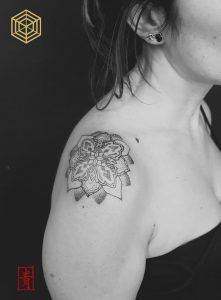 Tatuaje mandala por SEI, DNA Ink