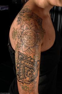 Tatuaje mandala por SEI, DNA Ink