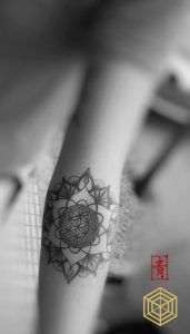 Tatuaje mandala por SEI, DNA Ink