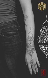 Tatuaje mandala por SEI, DNA Ink