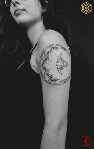 Tatuaje mandala por SEI, DNA Ink