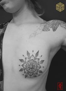Tatuaje mandala por SEI, DNA Ink