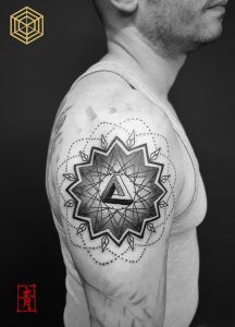 Tatuaje mandala por SEI, DNA Ink