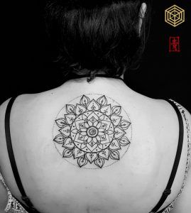 Tatuaje mandala por SEI, DNA Ink